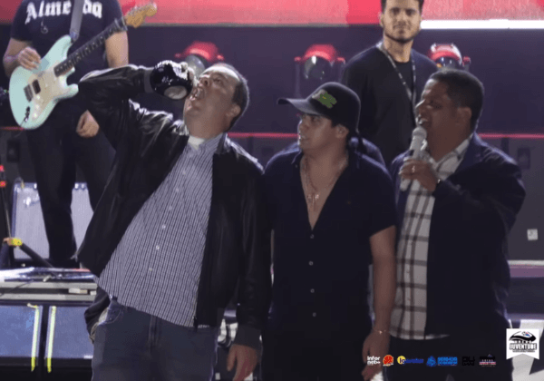 Deputado baiano e prefeito viram litro de uísque em show de São João