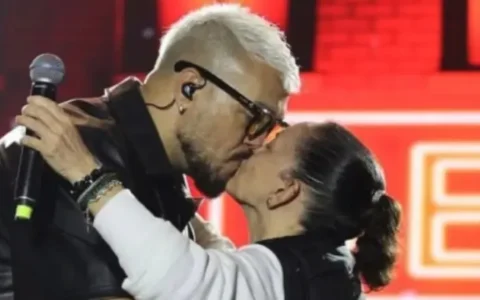 Imagem do post Prefeita baiana rouba cena ao beijar o cantor Belo durante show