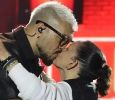 Imagem do post Prefeita baiana rouba cena ao beijar o cantor Belo durante show