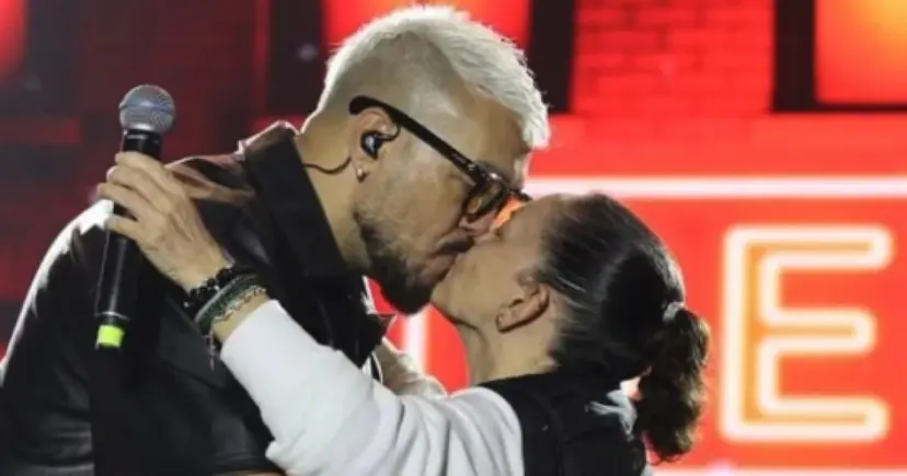 Prefeita baiana rouba cena ao beijar o cantor Belo durante show