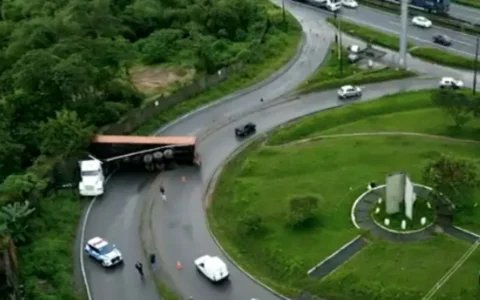 Imagem do post Carreta tomba em viaduto de Valéria e trava trânsito
