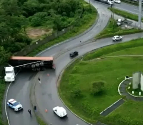 Imagem do post Carreta tomba em viaduto de Valéria e trava trânsito