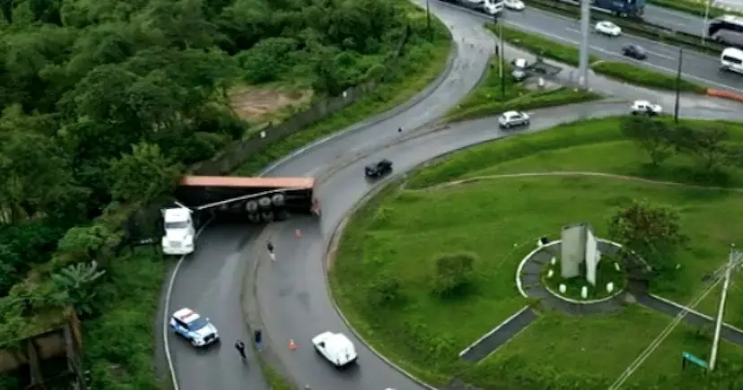 Carreta tomba em viaduto de Valéria e trava trânsito