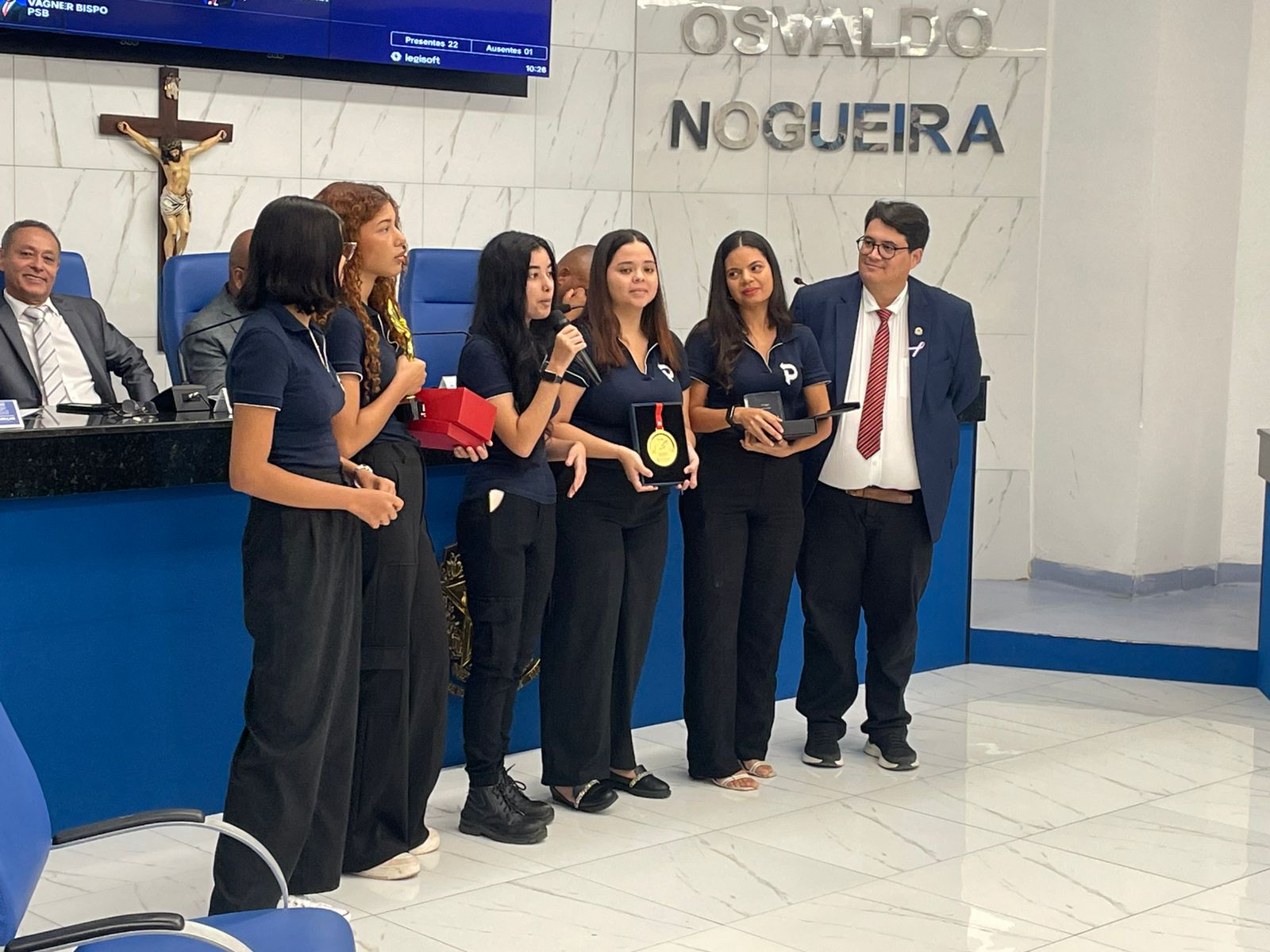 Tagner homenageia estudantes do IFBA premiadas em competição internacional de tecnologia na China