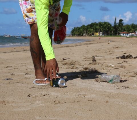 Imagem do post Limpeza de praia em Itaparica no Dia Mundial dos oceanos mobiliza comunidade para preservar o meio ambiente