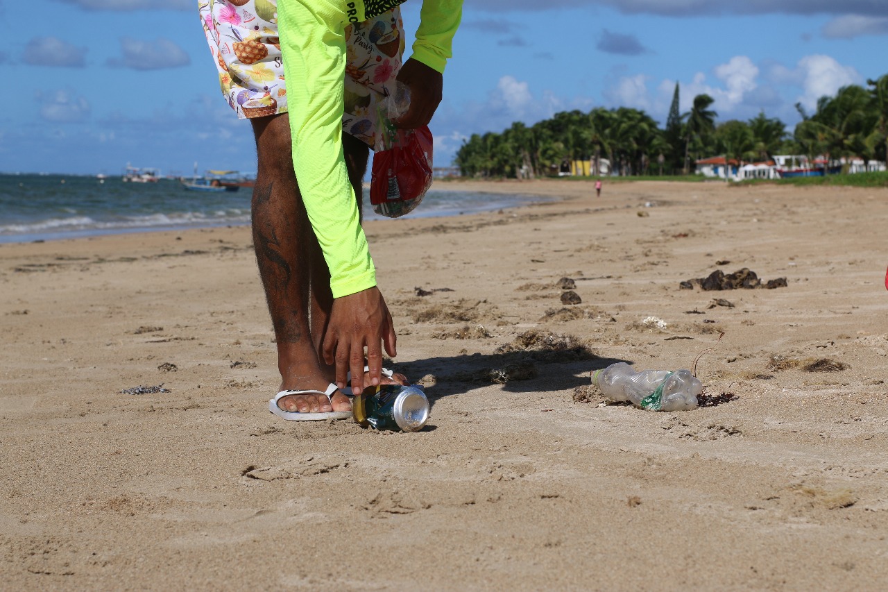 Limpeza de praia em Itaparica no Dia Mundial dos oceanos mobiliza comunidade para preservar o meio ambiente