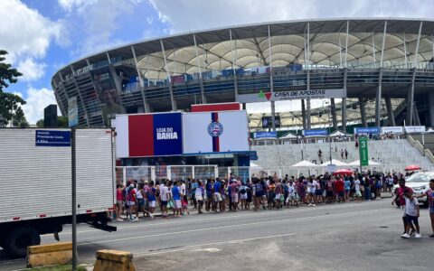 Imagem do post Na bronca! Torcida do Bahia enfrenta fila gigante para ver jogo do Feminino na Fonte Nova