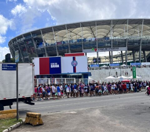 Imagem do post Na bronca! Torcida do Bahia enfrenta fila gigante para ver jogo do Feminino na Fonte Nova