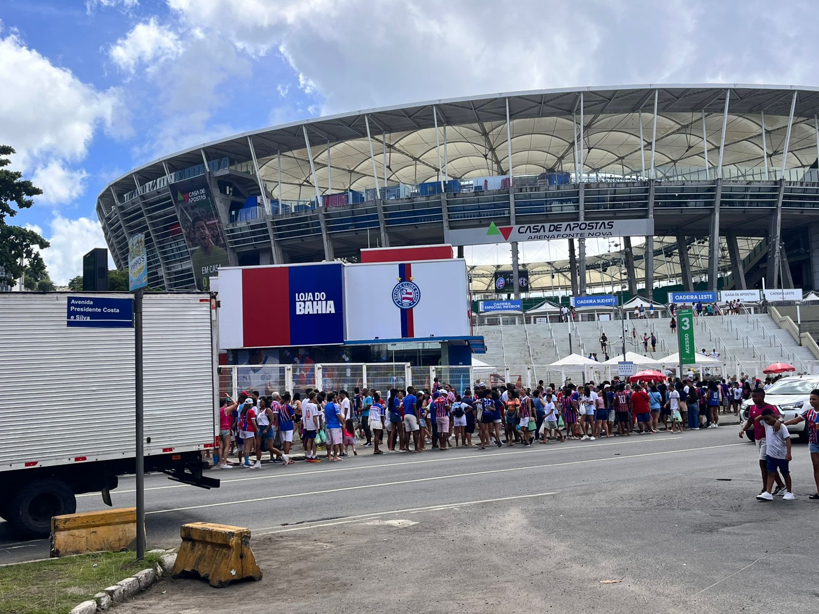 Na bronca! Torcida do Bahia enfrenta fila gigante para ver jogo do Feminino na Fonte Nova