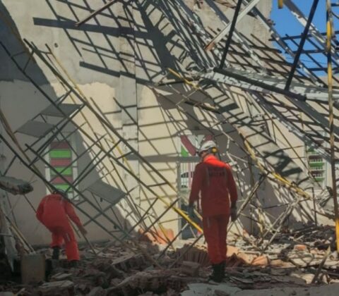 Imagem do post Bombeiros resgatam 14 pessoas com vida após desabamento de telhado de igreja