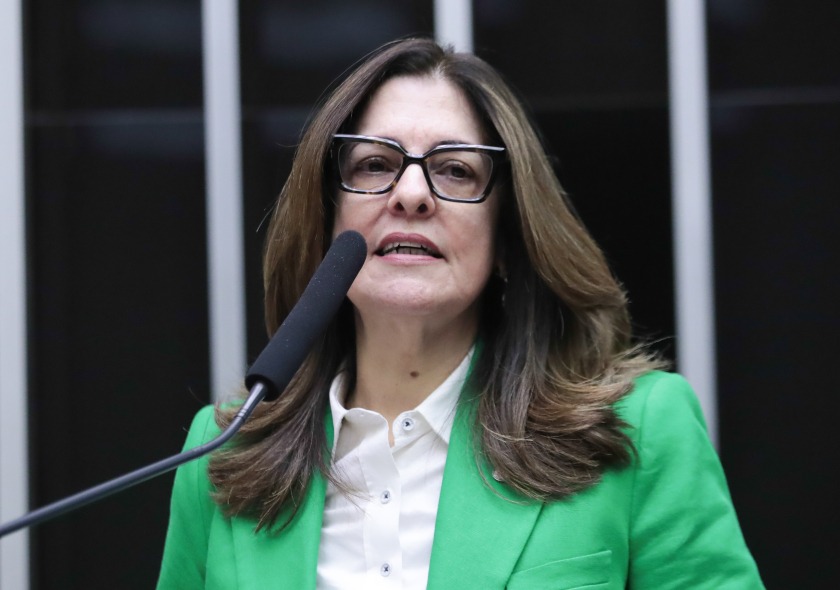 Deputada cobra ação urgente contra professor preso com 700 registros de abuso infantil
