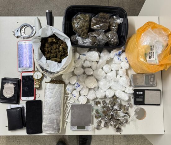 PM prende dois homens por tráfico de drogas em Feira de Santana