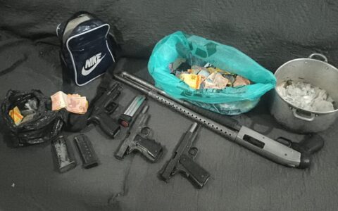 Imagem do post Polícia resgata reféns e apreende arsenal do Comando Vermelho em Salvador