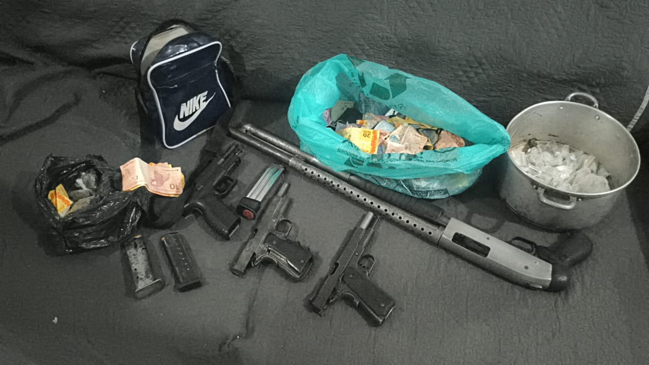 Polícia resgata reféns e apreende arsenal do Comando Vermelho em Salvador