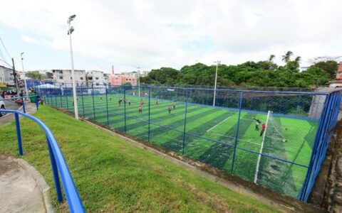 Imagem do post Prefeitura inaugura 77º campo de grama sintética em Salvador, desta vez na Estrada das Barreiras