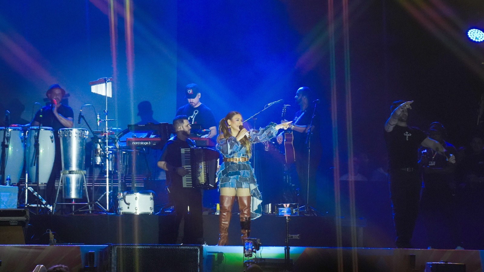 Simone Mendes leva sertanejo romântico ao palco do Parque de Exposições, em Salvador
