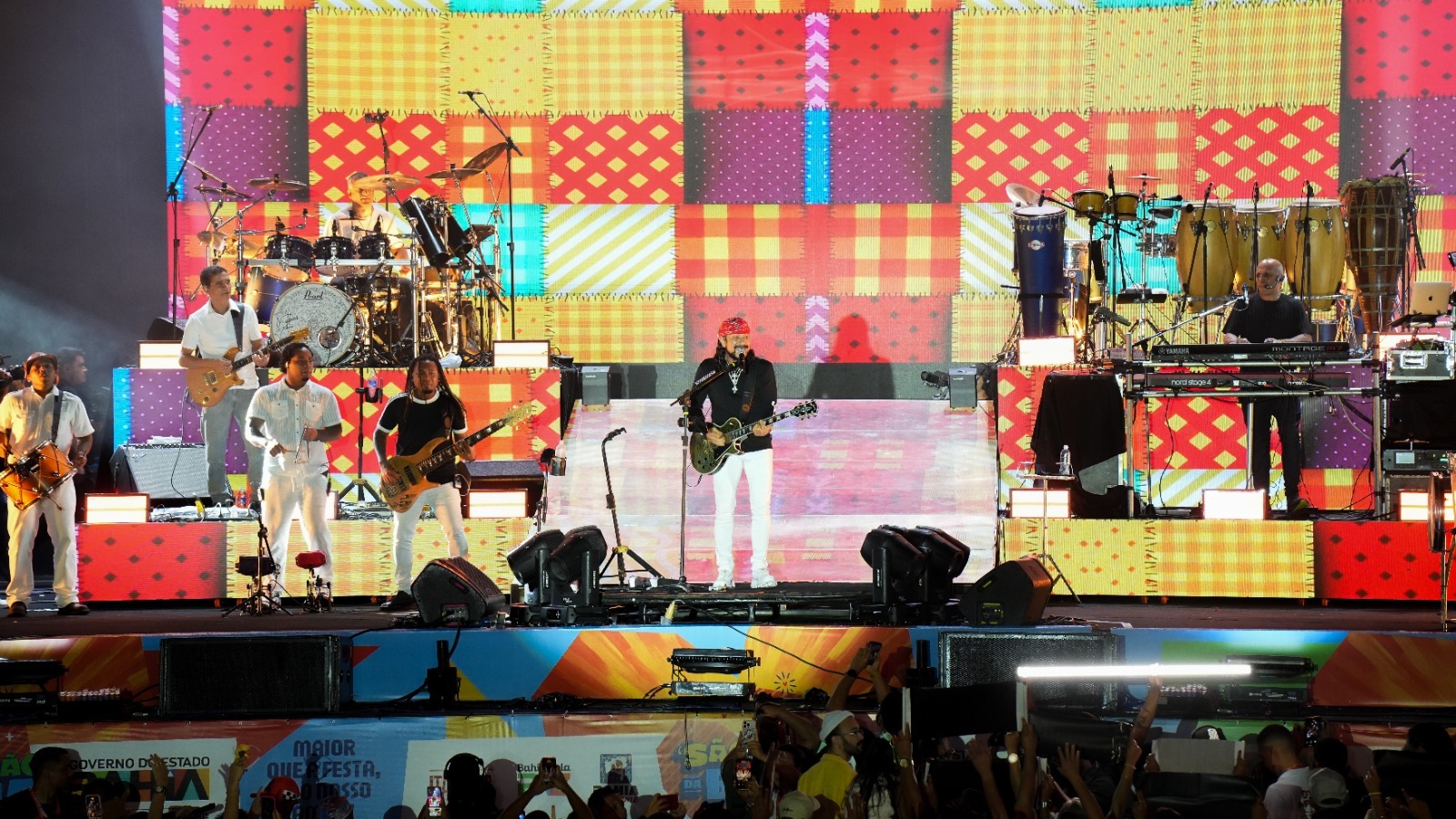 Bell Marques faz multidão vibrar no São João de Salvador com hits novos e clássicos do forró