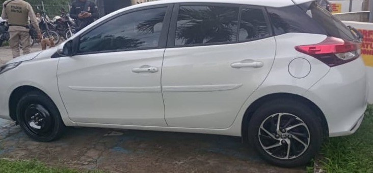 Carro roubado é recuperado pela PM em Salvador