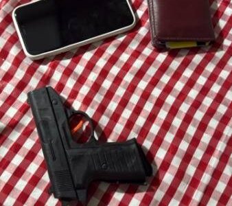 Imagem do post Homem é flagrado pela PM com arma falsa em evento junino de Guanambi