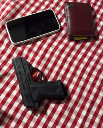 Imagem do post Homem é flagrado pela PM com arma falsa em evento junino de Guanambi