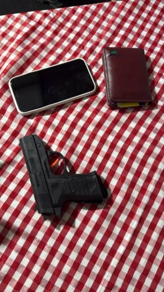 Homem é flagrado pela PM com arma falsa em evento junino de Guanambi