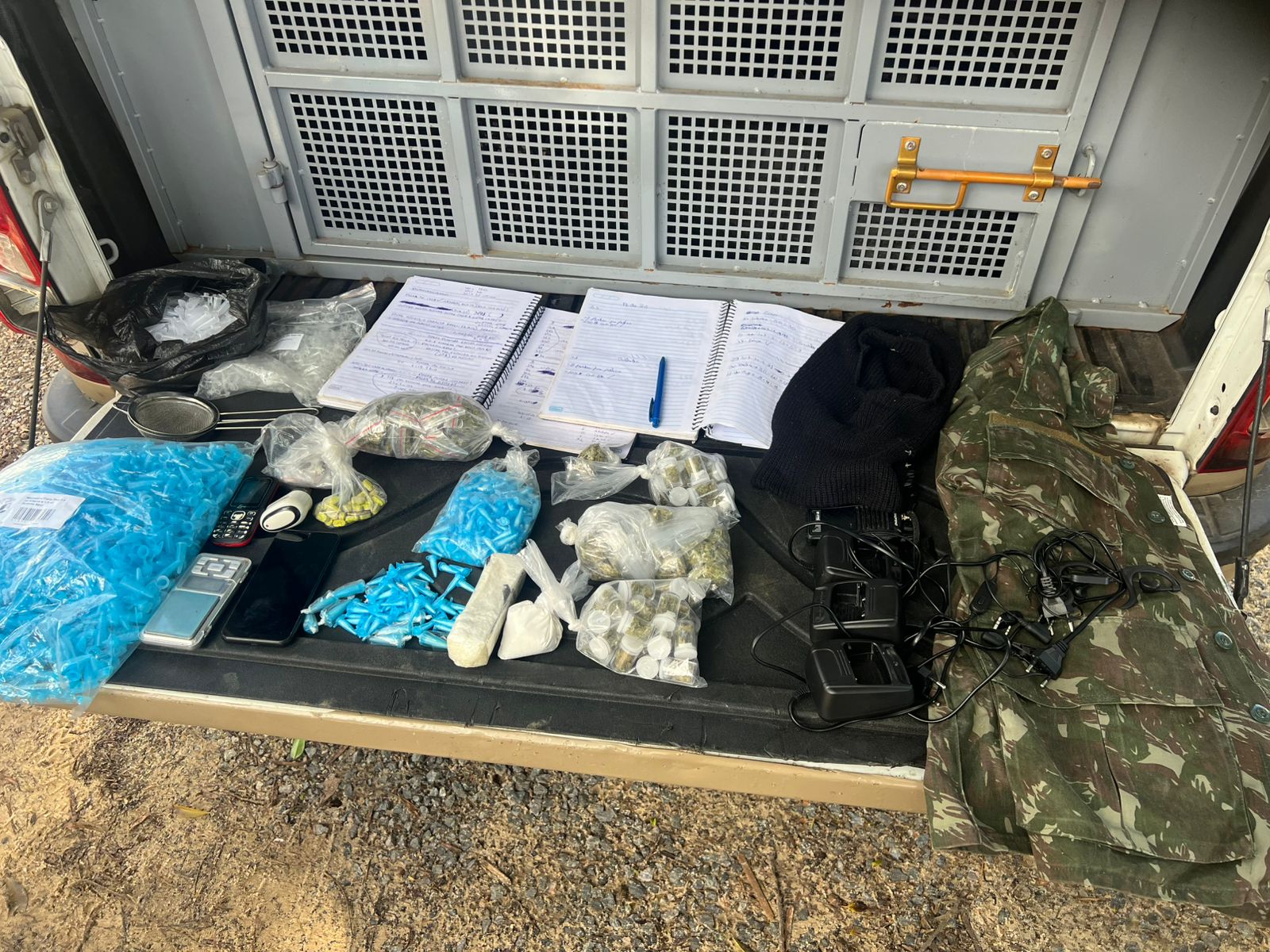 Mais de 370 porções de drogas são apreendidas pela PM em Pau da Lima