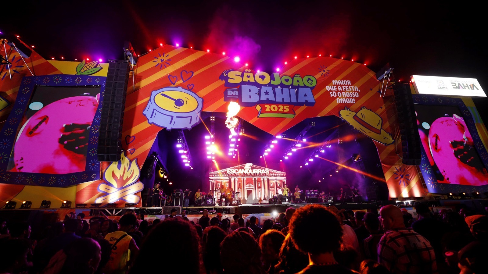 Com mistura de ritmos, público prestigia shows da primeira noite no Parque de Exposições