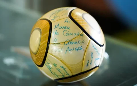 Imagem do post Moraes vota por condenar acusado de furtar bola autografada por Neymar