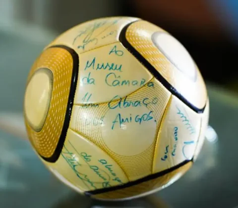 Imagem do post Moraes vota por condenar acusado de furtar bola autografada por Neymar