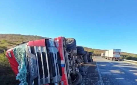 Imagem do post Tragédia: mãe e bebê de 10 meses morrem após carreta tombar na Bahia