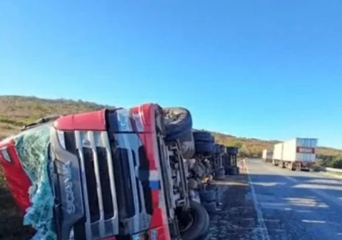 Imagem do post Tragédia: mãe e bebê de 10 meses morrem após carreta tombar na Bahia