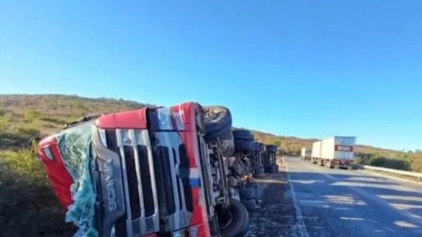 Tragédia: mãe e bebê de 10 meses morrem após carreta tombar na Bahia