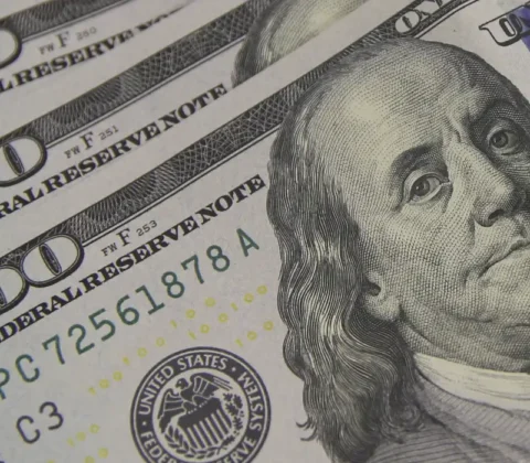 Imagem do post Dólar cai para R$ 5,56 à espera de pacote fiscal