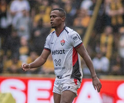 Imagem do post Vitória acerta recisão com o atacante Carlos Eduardo