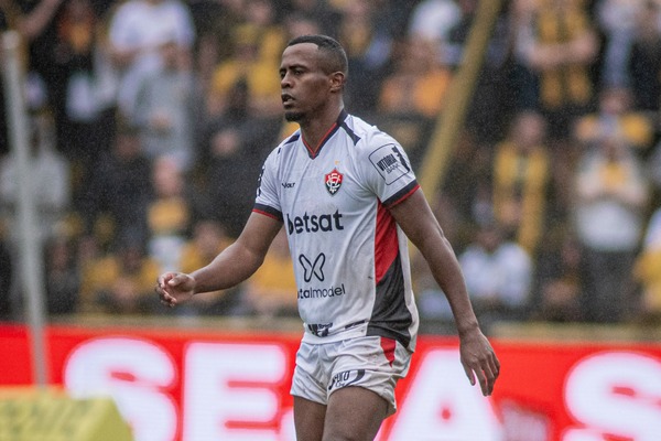 Vitória acerta recisão com o atacante Carlos Eduardo