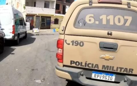 Imagem do post Muita ousadia: Viatura da PM é pichada por traficantes com sigla do CV