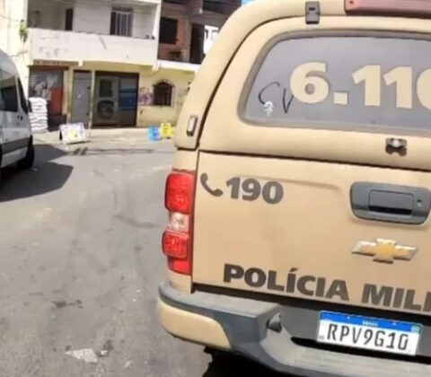 Imagem do post Muita ousadia: Viatura da PM é pichada por traficantes com sigla do CV