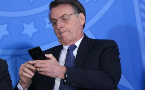 Imagem do post Bolsonaro aparece de tornozeleira eletrônica em foto