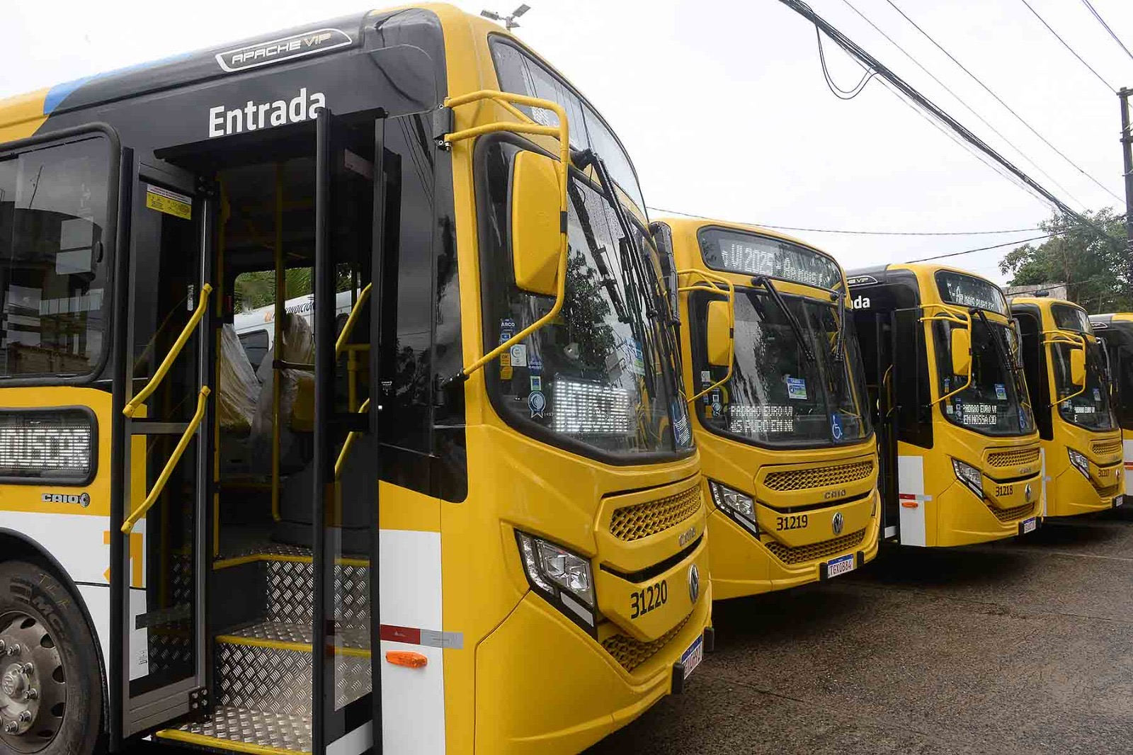 Prefeitura de entrega novos ônibus com ar-condicionado
