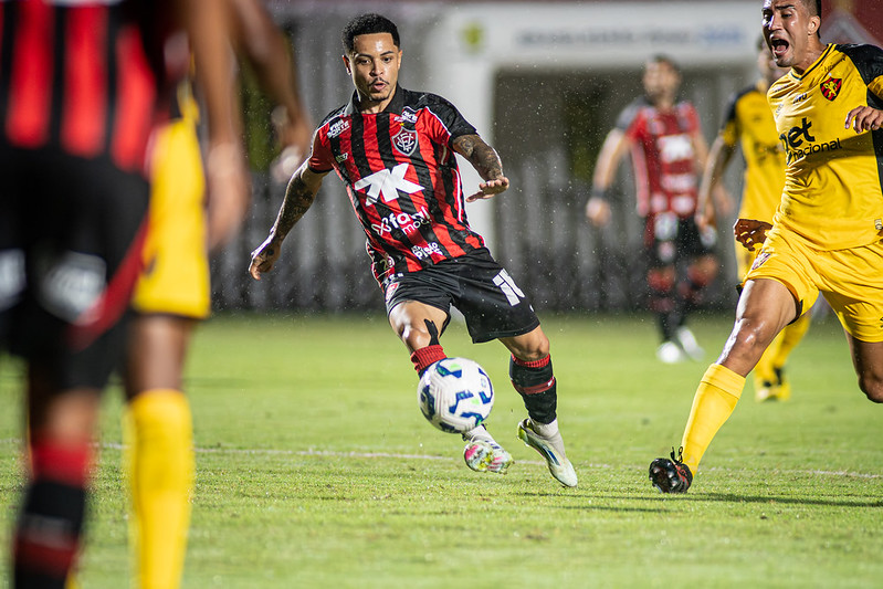 Vitória anuncia renovação de contrato do meia Matheuzinho