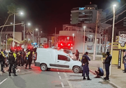 Homem é encontrado morto dentro de carro durante fuga de blitz