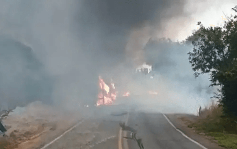 Incêndio destrói carreta e paralisa trânsito na BR-030 em Caetité