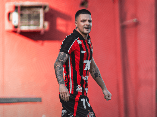 Vitória bate o Red Bull Bragantino e escapa da zona de rebaixamento