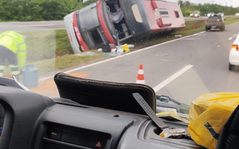 Imagem do post Ônibus tomba na Estrada do Coco; acidente interdita via e causa transtornos