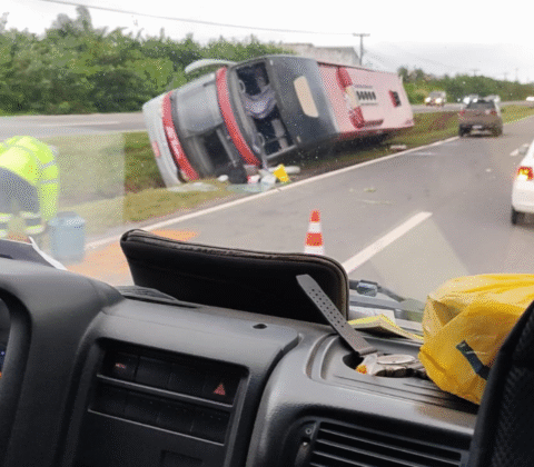 Imagem do post Ônibus tomba na Estrada do Coco; acidente interdita via e causa transtornos