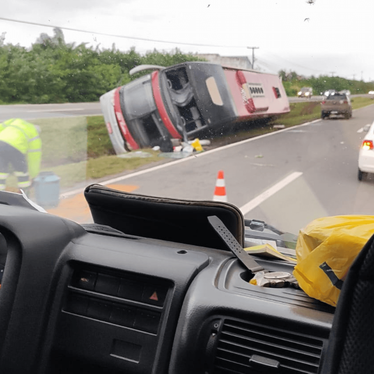 Ônibus tomba na Estrada do Coco; acidente interdita via e causa transtornos
