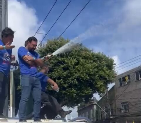 Imagem do post 2 de Julho: diretor da Defesa Civil de Salvador é atingido durante protesto