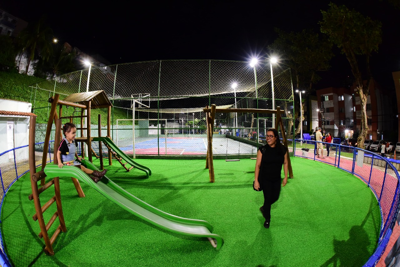 Praça em Salvador é revitalizada e homenageia jornalista Zé Bim