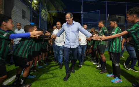 Imagem do post Prefeitura chega a 79 campos com gramado sintético e fortalece prática esportiva em Salvador