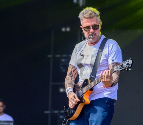 Imagem do post Tuca Fernandes agita festa de 30 anos do Lôro com show imperdível na Praia do Flamengo